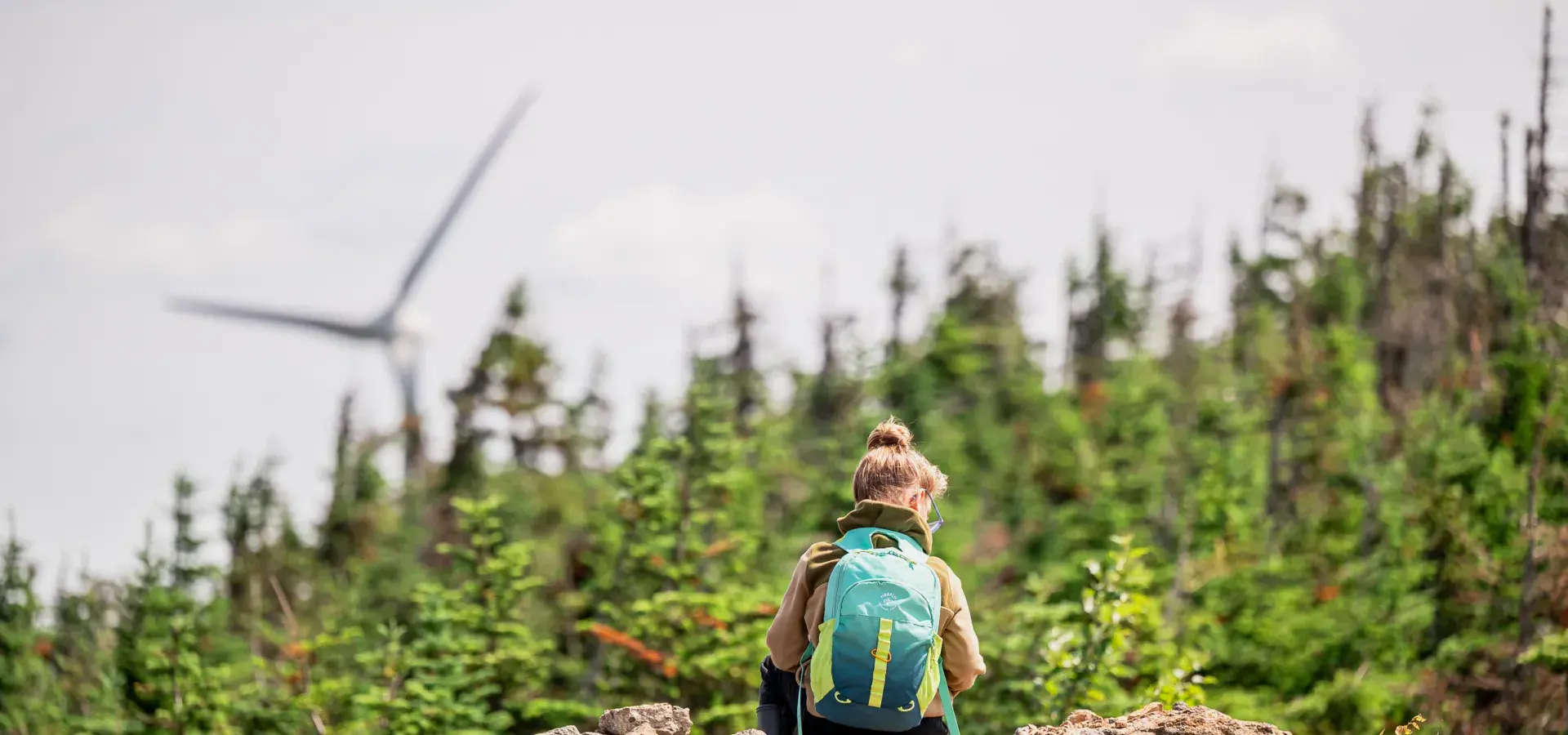 PESB enfant et éolienne