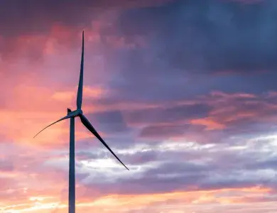 Eolienne du parc éolien de Coteaux de Blaiseron au couché de soleil