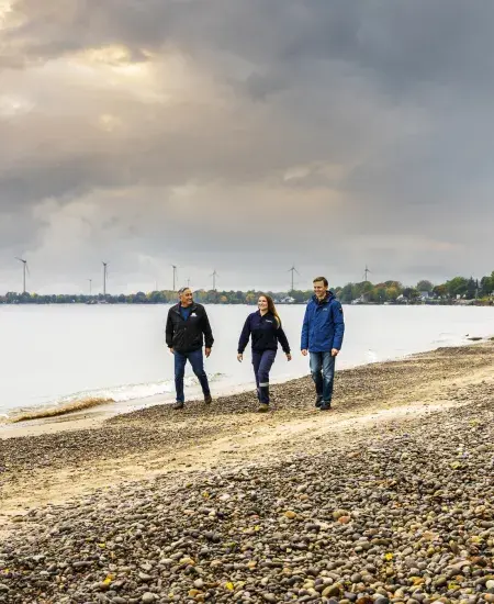 Collaborateurs boralex et personne des Six Nations marchant sur la plage
