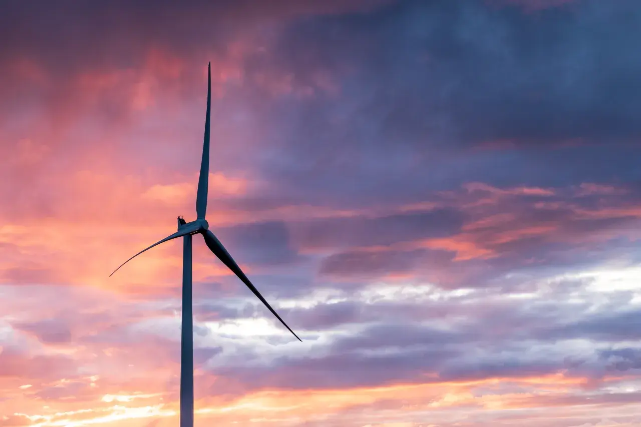 Eolienne du parc éolien de Coteaux de Blaiseron au couché de soleil