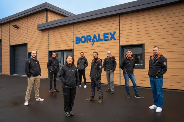 Equipe face à l'agence de Chaspuzac