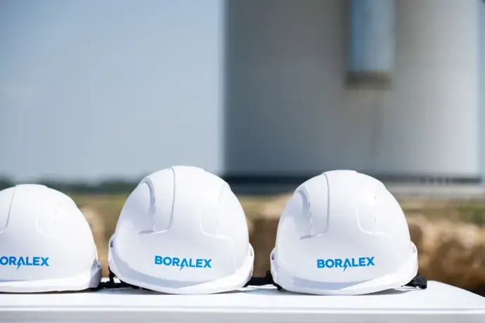 Casques de chantier sur site