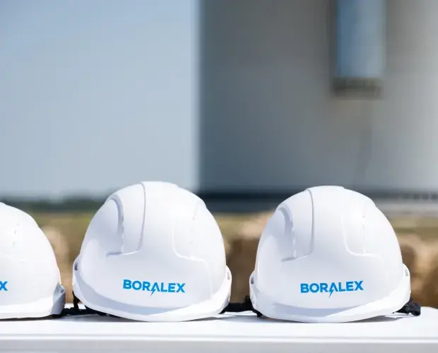 Casques de chantier sur site