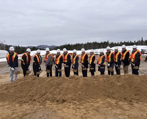 Première pelletée sur le chantier éolien Des Neiges en mars 2026, plus grand chantier éolien du Canada
