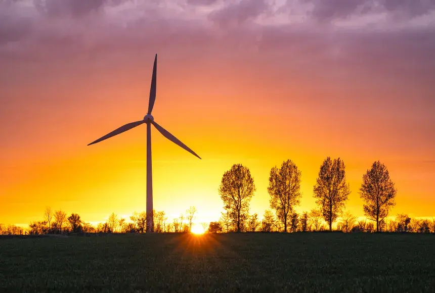 Parc éolien de Chépy dans le nord de la France au couché de soleil